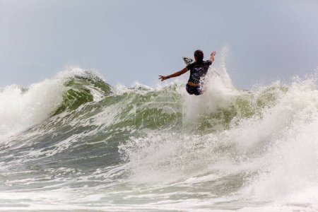 Foto de Surfer corre Quicksilver y Roxy Pro World Title Event - Imagen libre de derechos