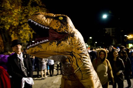 Téléchargez les photos : ÉTATS-UNIS, Chapel Hill : Des centaines d'habitants de Chapel Hill, en Caroline du Nord, célèbrent Halloween dans la nuit du 31 octobre 2015. - en image libre de droit