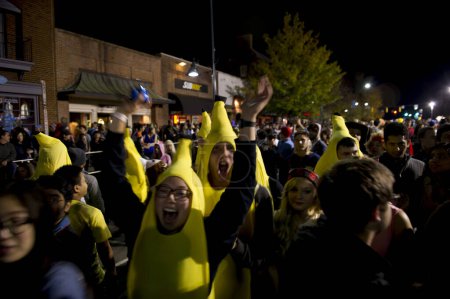 Téléchargez les photos : ÉTATS-UNIS, Chapel Hill : Des centaines d'habitants de Chapel Hill, en Caroline du Nord, célèbrent Halloween dans la nuit du 31 octobre 2015. - en image libre de droit