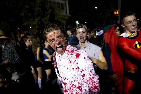 Foto de Gente divirtiéndose en Halloween - Imagen libre de derechos