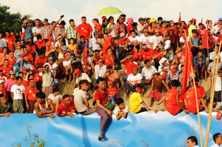 Foto de MYANMAR, Yangón: Decenas de miles de personas se reunieron en Yangón el 1 de noviembre de 2015 en apoyo al líder de la oposición del partido Liga Nacional para la Democracia y Premio Nobel de la Paz Aung San Suu Kyi, una semana antes de las elecciones generales. - Imagen libre de derechos