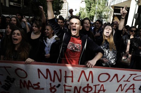 Téléchargez les photos : Grèce : Les étudiants crient contre les coupes dans l'éducation à Athènes - en image libre de droit