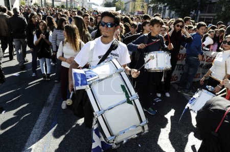 Foto de Grecia: Estudiantes protestan contra recortes educativos en Atenas - Imagen libre de derechos