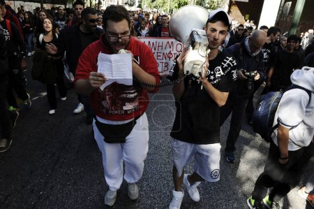 Téléchargez les photos : Grèce : Les étudiants crient contre les coupes dans l'éducation à Athènes - en image libre de droit