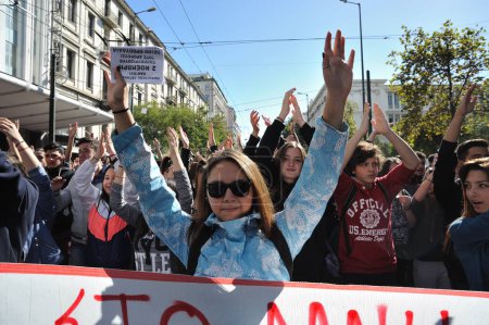 Foto de GRECIA, Atenas: Miles de estudiantes-manifestantes llenan las calles de Atenas, Grecia, el 2 de noviembre de 2015. recortes presupuestarios educativos - Imagen libre de derechos