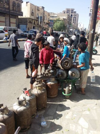 Foto de Niños pobres en la calle en Yemen - Imagen libre de derechos