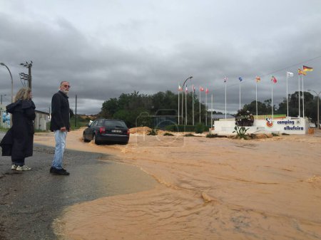 Téléchargez les photos : PORTUGAL, Albufeira : Les rues d'Albufeira, au Portugal, sont complètement inondées le 1er novembre 2015 à la suite de fortes pluies qui ont fait au moins une mort et plusieurs autres sans-abri dans le sud du pays. - en image libre de droit
