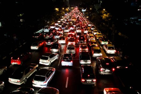 Téléchargez les photos : IRAN, Téhéran : Un embouteillage massif voit des voitures alignées de pare-chocs en pare-chocs alors que la pluie tombe à Téhéran, en Iran, dans la soirée du 2 novembre 2015. - en image libre de droit
