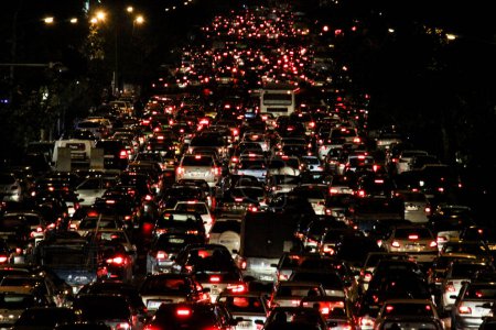 Foto de IRÁN, Teherán: Un atasco masivo de tráfico ve coches alineados de parachoques a parachoques mientras cae la lluvia en Teherán, Irán en la noche del 2 de noviembre de 2015. - Imagen libre de derechos