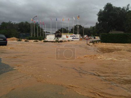 Téléchargez les photos : PORTUGAL, Albufeira : Les rues d'Albufeira, au Portugal, sont complètement inondées le 1er novembre 2015 à la suite de fortes pluies qui ont fait au moins une mort et plusieurs autres sans-abri dans le sud du pays. - en image libre de droit