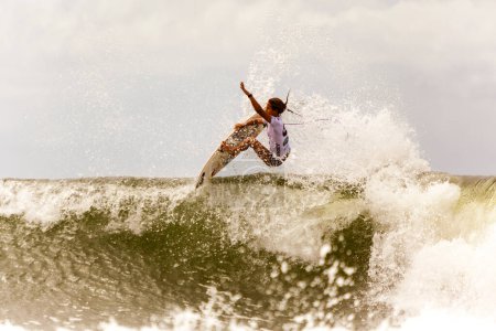 Téléchargez les photos : Surfeuse sur vague en compétition - en image libre de droit