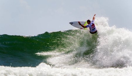 Téléchargez les photos : Surfeur professionnel à la compétition dans le Queensland, Australie - en image libre de droit