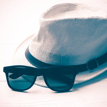 Téléchargez les photos : Chapeau et lunettes de soleil style vintage - en image libre de droit