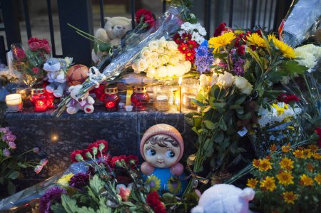 Téléchargez les photos : UKRAINE, Kiev : Des fleurs et des bougies sont photographiées devant l'ambassade de Russie à Kiev, en Ukraine, pour rendre hommage aux victimes de l'écrasement d'un avion Metrojet russe en Egypte, le 1er novembre 2015. - en image libre de droit