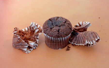 Téléchargez les photos : Muffin au chocolat sur fond orange - en image libre de droit