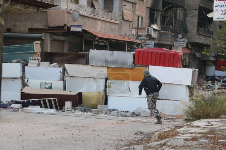 Foto de SIRIA, Harasta: Los enfrentamientos entre varias facciones rebeldes, el ejército sirio y sus aliados se intensifican en Harasta, en el suburbio norte de la capital siria, Damasco, el 2 de noviembre de 2015. - Imagen libre de derechos