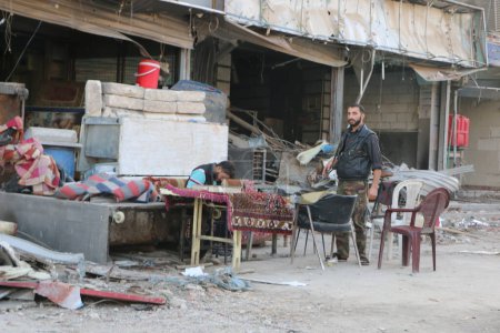 Foto de SIRIA, Harasta: Los enfrentamientos entre varias facciones rebeldes, el ejército sirio y sus aliados se intensifican en Harasta, en el suburbio norte de la capital siria, Damasco, el 2 de noviembre de 2015. - Imagen libre de derechos