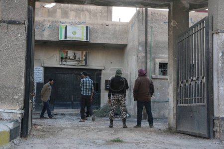 Foto de SIRIA, Harasta: Los rebeldes patrullan mientras los enfrentamientos entre varias facciones rebeldes, el ejército sirio y sus aliados se intensifican en Harasta, en el suburbio norte de la capital siria, Damasco, el 2 de noviembre de 2015. - Imagen libre de derechos