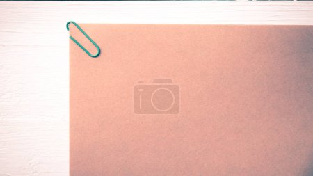 Téléchargez les photos : Papier brun avec trombone vert style vintage - en image libre de droit