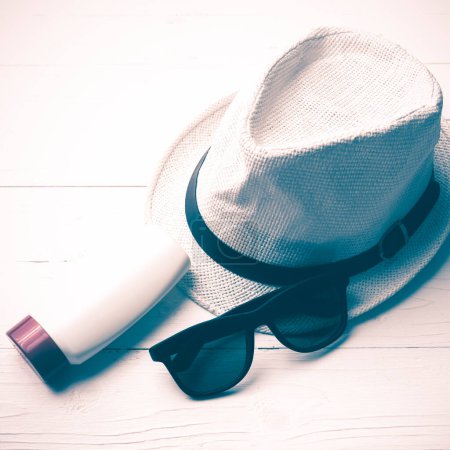 Téléchargez les photos : Lunettes de soleil chapeau et lotion pour le corps style vintage - en image libre de droit