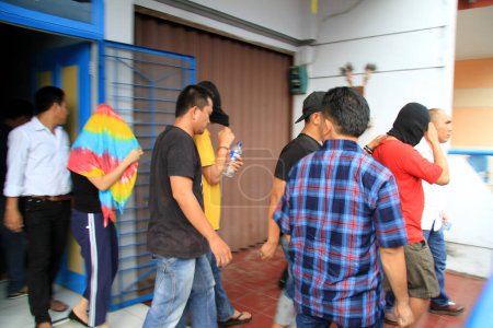 Foto de INDONESIA, Medan: Detectives policiales revelan en una conferencia que han arrestado a narcotraficantes de una red internacional en la ciudad de Medan, Indonesia, el 3 de noviembre de 2015. - Imagen libre de derechos