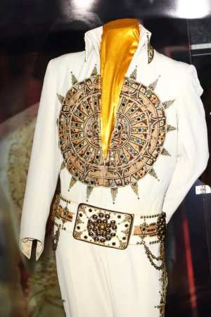 Téléchargez les photos : UK, London: Priscilla Presley has showcased Elvis memorabilia at a new exhibition at the 02 Arena in London, on November 3, 2015. - en image libre de droit