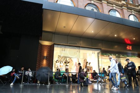 Foto de AUSTRALIA, Sydney: Una cola se forma fuera de la tienda H & M en Pitt Street Mall, Sydney el 4 de noviembre de 2015 antes del lanzamiento oficial de la gama de moda Balmain X H & M el 5 de noviembre de 2015. - Imagen libre de derechos