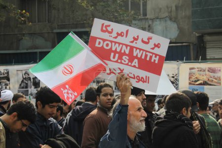 Téléchargez les photos : IRAN, Téhéran : Des manifestants crient "A bas les États-Unis" alors que des centaines de personnes défilent devant l'ancienne ambassade américaine à Téhéran, pendant le '13 Aban' (4 novembre en anglais), le 4 novembre 2015 - en image libre de droit