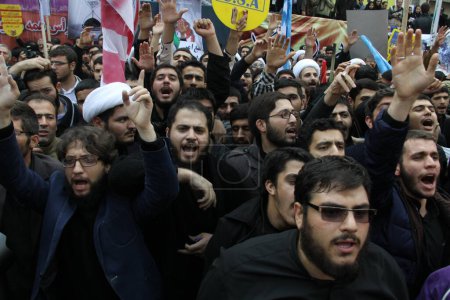 Téléchargez les photos : IRAN, Téhéran : Des manifestants crient "A bas les États-Unis" alors que des centaines de personnes défilent devant l'ancienne ambassade américaine à Téhéran, pendant le '13 Aban' (4 novembre en anglais), le 4 novembre 2015 - en image libre de droit