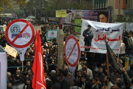 Foto de IRÁN, Teherán: Cientos de personas marchan frente a la antigua embajada de Estados Unidos en Teherán, durante el '13 Aban' (4 de noviembre en inglés), el 4 de noviembre de 2015 - Imagen libre de derechos