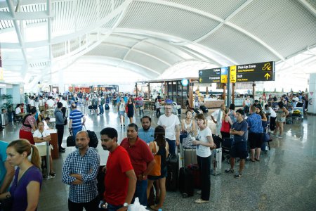 Téléchargez les photos : Indonésie, Bali - Terminal de l'aéroport avec passagers - en image libre de droit