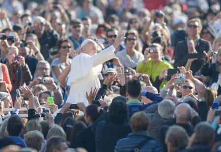Foto de VATICANO: El Papa Francisco se encuentra entre la multitud después de su audiencia semanal en la Plaza de San Pedro en el Vaticano el 4 de noviembre de 2015 en la Ciudad del Vaticano, Vaticano. - Imagen libre de derechos