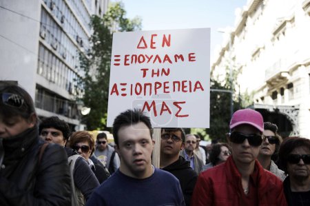 Foto de GRECIA, Atenas: La gente participa en una protesta en Atenas el 4 de noviembre de 2015 para condenar los nuevos recortes previstos a sus pensiones y subsidios - Imagen libre de derechos