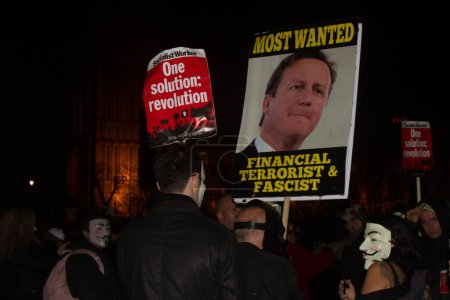 Foto de LONDRES, Reino Unido - 1 DE MARZO DE 2014. Manifestantes de Londres marchan contra la corrupción gubernamental mundial. En Londres el 1 de marzo de 2014 - Imagen libre de derechos