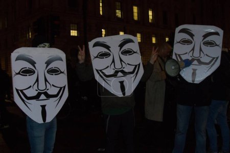 Foto de LONDRES, Reino Unido - 1 DE MARZO DE 2014. Manifestantes de Londres marchan contra la corrupción gubernamental mundial. En Londres el 1 de marzo de 2014 - Imagen libre de derechos