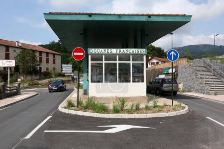 Téléchargez les photos : FRANCE, Halluin : La frontière franco-belge est visible sur une autoroute à Halluin, dans le nord de la France, le 6 novembre 2015 - en image libre de droit