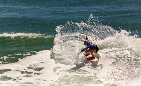Téléchargez les photos : Professional female surfer compete on the Burleigh Pro 2013 - en image libre de droit