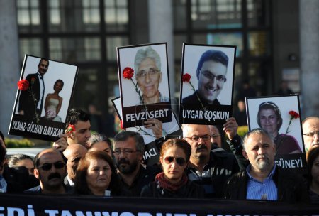 Téléchargez les photos : TURQUIE, Ankara : Des personnes en deuil portent des pancartes lors d'une cérémonie à Ankara, en Turquie, le 7 novembre 2015, en l'honneur des victimes des explosions jumelles qui ont fait au moins 97 morts et plus de 400 blessés le 10 octobre. - en image libre de droit