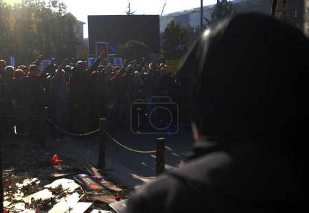 Téléchargez les photos : TURQUIE, Ankara : Les personnes en deuil lèvent les poings en l'air lors d'une cérémonie à Ankara, en Turquie, le 7 novembre 2015, en l'honneur des victimes des explosions jumelles qui ont fait au moins 97 morts et plus de 400 blessés le 10 octobre. - en image libre de droit