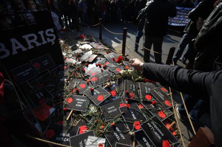 Téléchargez les photos : TURQUIE, Ankara : Des personnes en deuil placent des fleurs et des pancartes portant le nom des victimes des attentats du 10 octobre lors d'une cérémonie à Ankara, en Turquie, le 7 novembre 2015 - en image libre de droit