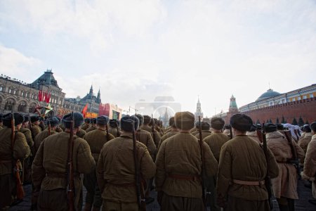 Foto de RUSIA, Moscú: Varios miles de militares marchan a través de la Plaza Roja en conmemoración del histórico desfile militar de 1941 en Moscú, Rusia, el 7 de noviembre de 2015. - Imagen libre de derechos