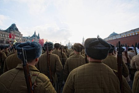 Foto de RUSIA, Moscú: Varios miles de militares marchan a través de la Plaza Roja en conmemoración del histórico desfile militar de 1941 en Moscú, Rusia, el 7 de noviembre de 2015. - Imagen libre de derechos