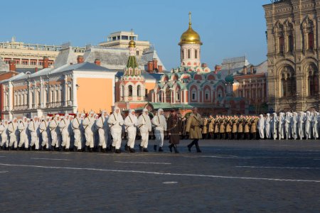 Téléchargez les photos : RUSSIE, Moscou : Plusieurs milliers de militaires défilent sur la Place Rouge en commémoration du défilé militaire historique de 1941 à Moscou, en Russie, le 7 novembre 2015. - en image libre de droit