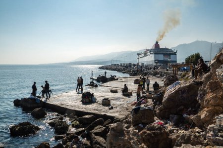 Téléchargez les photos : GRÈCE, Lesbos : réfugiés et migrants arrivent en bateau surpeuplé sur une plage de l'île grecque de Lesbos le 6 décembre 2015. Beaucoup de bateaux et de radeaux continuent à faire le voyage de la Turquie à la Grèce chaque jour - en image libre de droit