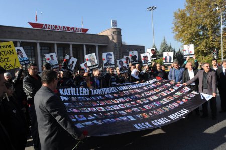 Téléchargez les photos : TURQUIE, Ankara : Les personnes en deuil tiennent une bannière avec les visages des victimes des attentats du 10 octobre lors d'une cérémonie à Ankara, en Turquie, le 7 novembre 2015, en l'honneur des victimes - en image libre de droit
