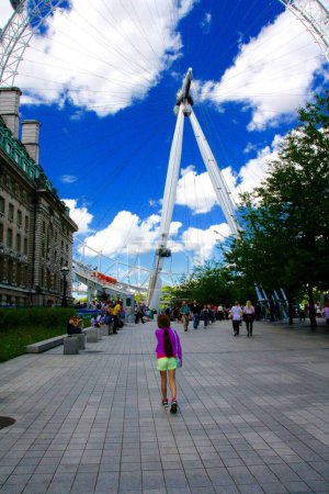 Téléchargez les photos : "Petite fille, London Eye" - en image libre de droit