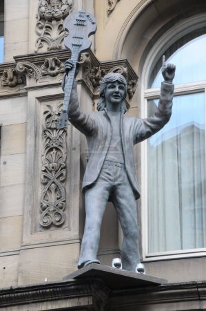 Téléchargez les photos : Statue de Paul McCartney sur la façade de la maison - en image libre de droit