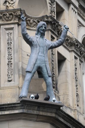Foto de Estatua de Ringo Starr en la fachada del edificio - Imagen libre de derechos