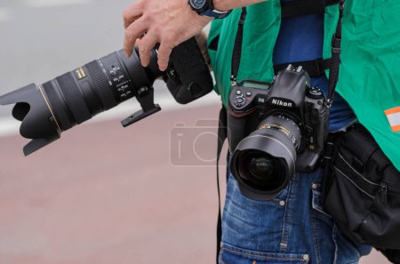 Téléchargez les photos : Photographe avec appareil photo numérique - en image libre de droit