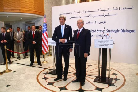 Foto de TUNISIA, Túnez: El secretario de Estado estadounidense John Kerry da la mano al ministro tunecino de Asuntos Exteriores Taieb Baccouche en el segundo Diálogo Estratégico entre Estados Unidos y Túnez en Túnez, Túnez, el 13 de noviembre de 2015. - Imagen libre de derechos